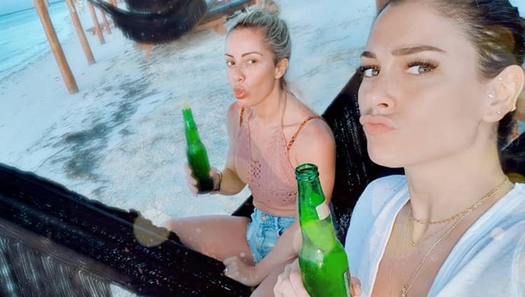 Blanca Suárez en la playa con una amiga/ Foto: Instagram