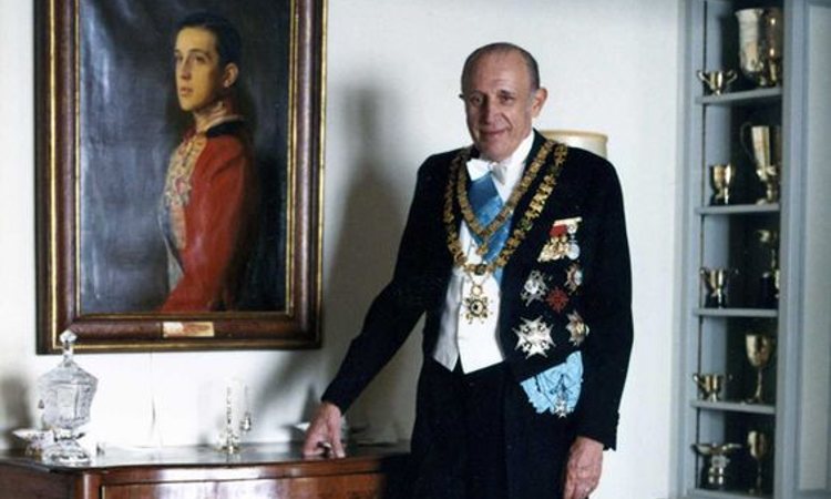 El Infante Jaime de Borbón posando junto a un retrato suyo | Pinterest