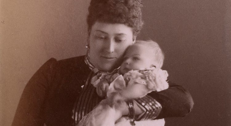 La Princesa Beatriz con su hija Victoria Eugenia | Royal Collection Trust