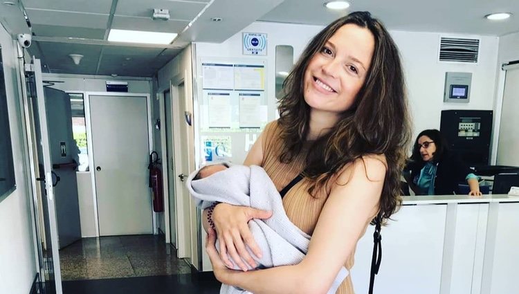 Cristina Alarcón con su bebé Paco a la salida del hospital/ Foto: Instagram