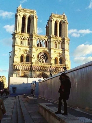 Sara Carbonero junto a la Catedral de Notre Dame | Foto: Instagram