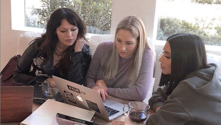 Kim Kardashian estudiando con sus mentoras Foto: Instagram Kim Kardashian
