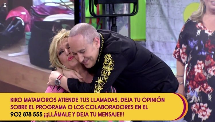 Víctor Sandoval abraza a su amiga Lydia Lozano en el plató de 'Sálvame' / Foto: Telecinco