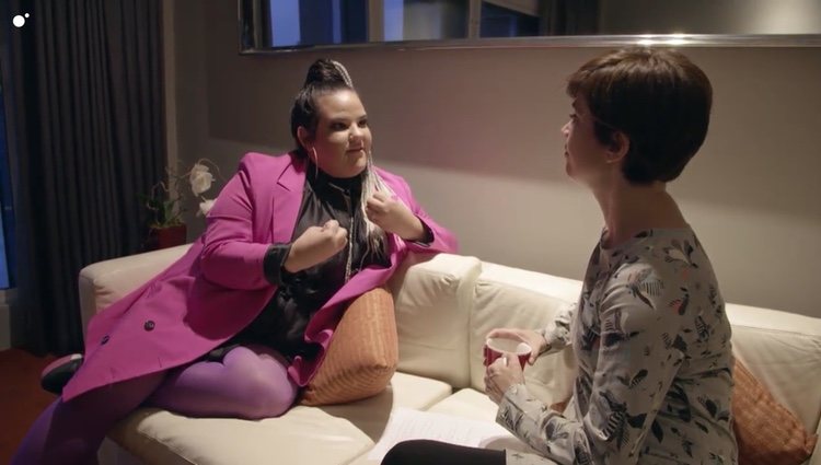 Netta durante la entrevista con Samanta Villar