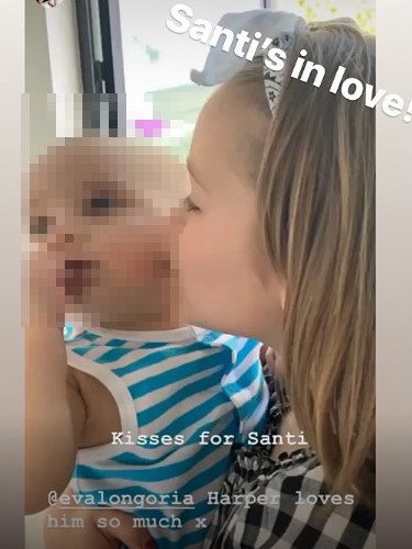 Harper Beckham le da un cariñoso beso a Santi Bastón, el hijo de Eva Longoria/Foto:Instagram