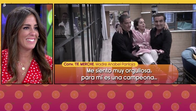 Anabel Pantoja escucha con atención la llamada de su madre en 'Sálvame'/ Foto:Telecinco