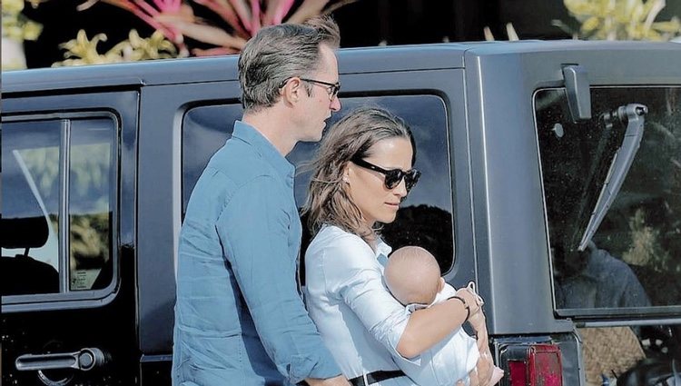 Pippa Middleton y James Matthews paseando a su hijo l Foto: Instagram