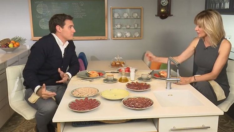 Albert Rivera desayunando con Susanna Griso/ Foto: Antena 3