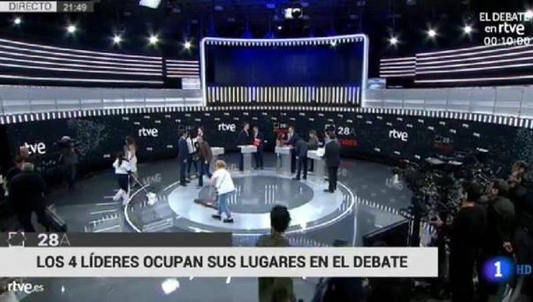 Mujeres limpiando momentos previos al debate de RTVE Foto: RTVE