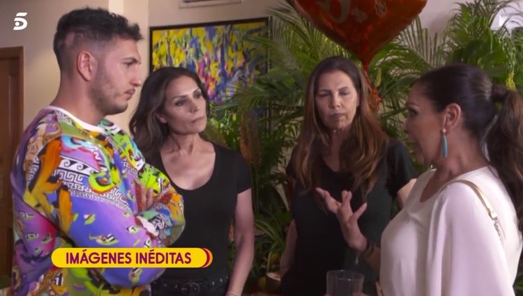 Isabel Pantoja hablando con Omar Montes y Azúcar Moreno / Telecinco.es