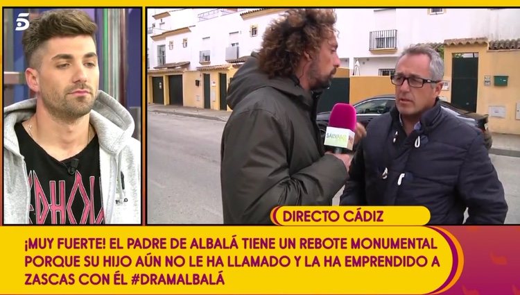 El padre de Alejandro Albalá hablando con su hijo / Telecinco.es