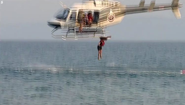 Encarna saltando del helicóptero | Foto: Telecinco