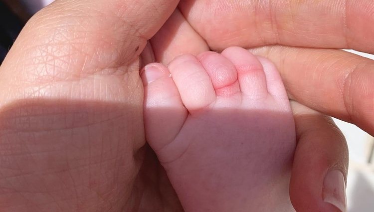 Los dedos de Abril, la hija de Melendi y Julia Nakamatsu/ Foto: Instagram