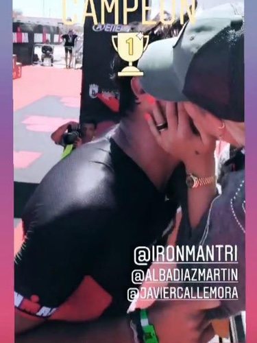 El beso de Alba Díaz con Javier Calle tras el ironman/ Foto: Instagram