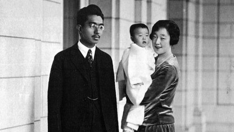 Los Emperadores Hirohito y Nagako de Japón con su hijo Akihito / Pinterest