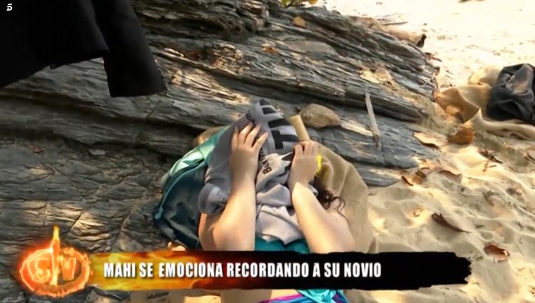 Mahi llorando con la sudadera de su novio | Foto: Telecinco.es