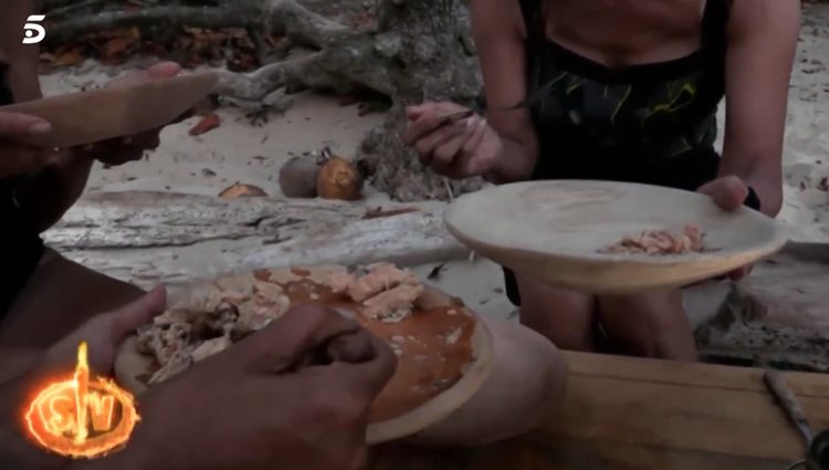 Los supervivientes de la Playa de los Señores se reparten la comida / foto: telecinco.es