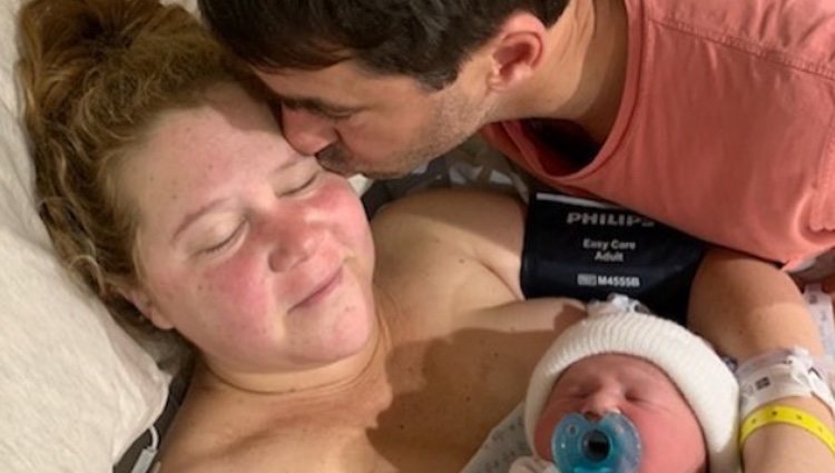 Amy Schumer junto a su marido y su hijo momentos después del parto / Foto: Instagram