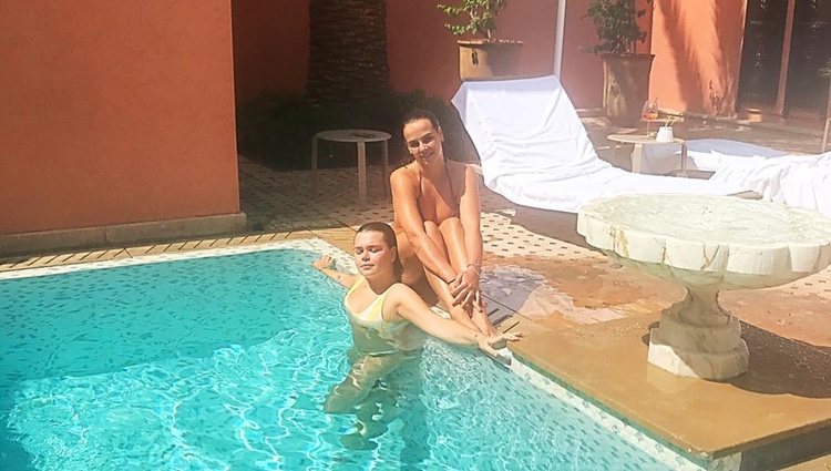 Paulie Ducruet y Camille Gottlieb en la piscina del resort de Marruecos