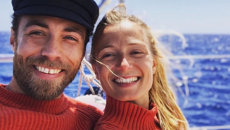 James Middleton y su novia Alizee Thevenet en un yate | Foto: Instagram