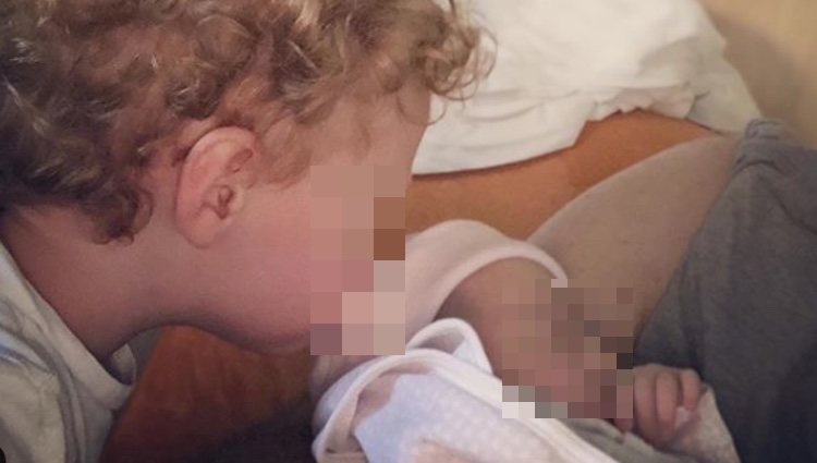 Rudy Fernández publica una imagen de su hijo Alan con </p><p>la recién nacida Aura | Foto: Instagram