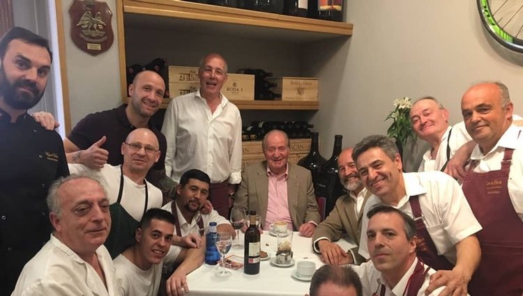 El Rey Juan Carlos comiendo en el restaurante De La Riva