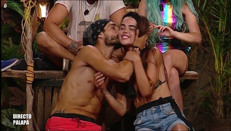 Fabio besando a Violeta durante la cuarta gala de 'Supervivientes 2019'