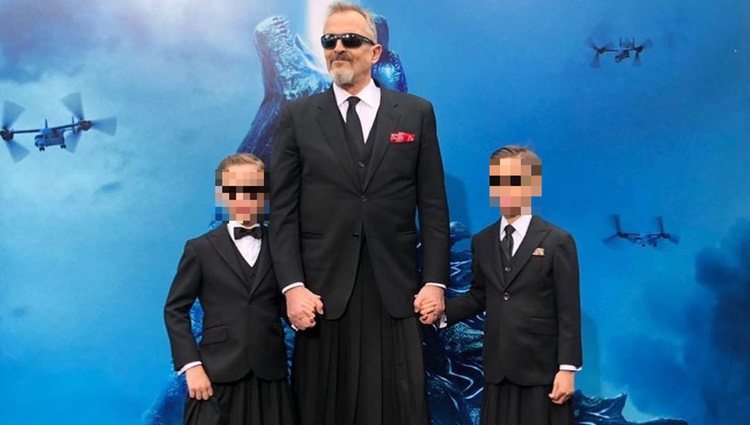 Miguel Bosé y sus hijos Diego y Tadeo en el estreno de 'Godzilla'