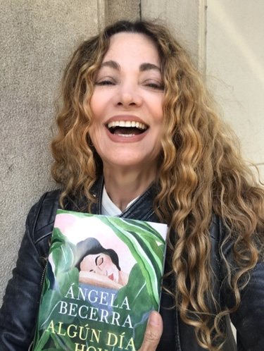 Ángela Becerra con su novela 'Un día, hoy'