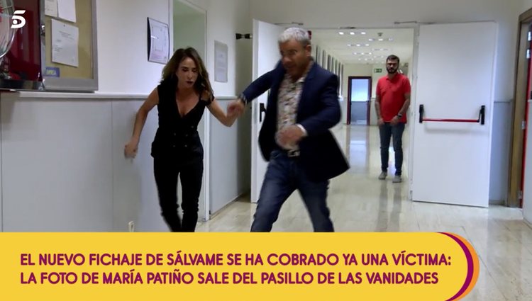 María Patiño sale corriendo para recatar su fotografía / foto: telecinco.es
