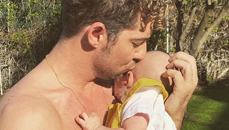 David Bisbal con su hijo Matteo de dos meses / Instagram