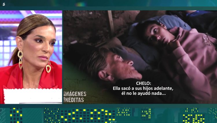 Raquel Bollo atenta a las palabras de Chelo y Dakota | Foto: Telecinco.es