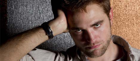 Robert Pattinson posa para un retrato