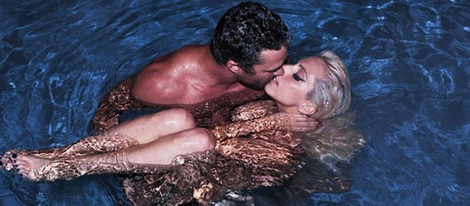Lady Gaga y Taylor Kinney en la piscina