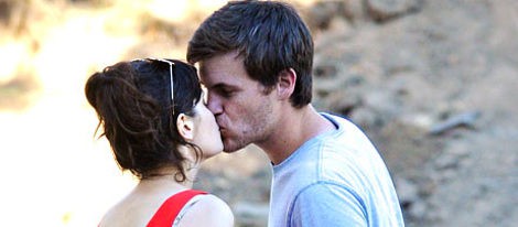 Zooey Deschanel besando a su novio Jamie Linden