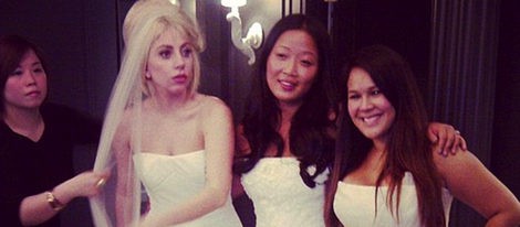Lady Gaga junto a dos amigas vestidas de dama de honor