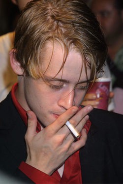 Macaulay Culkin fumando en el 2001