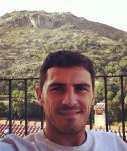 Iker Casillas se relaja tras el choque sufrido con Pepe en el partido Real Madrid - Valencia