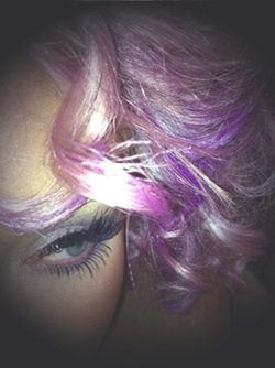 Christina Aguilera se tiñe de morado y ya rueda el videoclip de su nuevo single 'Your Body'