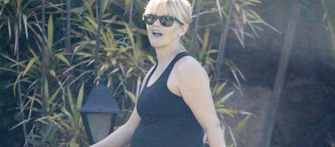 Reese Witherspoon paseando embarazada