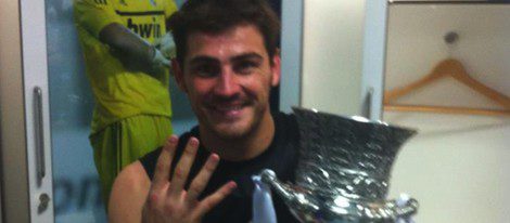 Iker Casillas en el vestuario con su cuarta Supercopa | Foto: Facebook