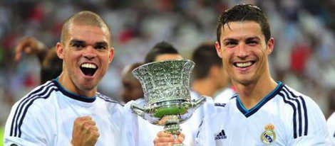 Cristiano y Pepe con la Supercopa 2012