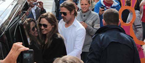 Angelina Jolie y Brad Pitt se marchan en medio de una gran expectación
