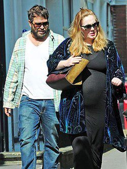 Adele embarazada junto a Simon Konecki