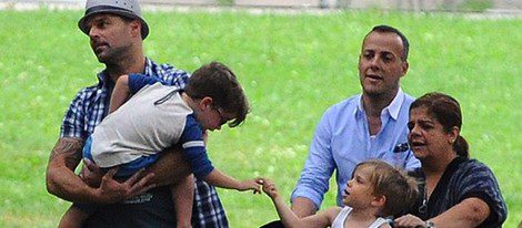 Ricky Martin de paseo con sus hijos