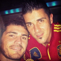 Iker Casillas aplaude la vuelta de David Villa a la Selección Española