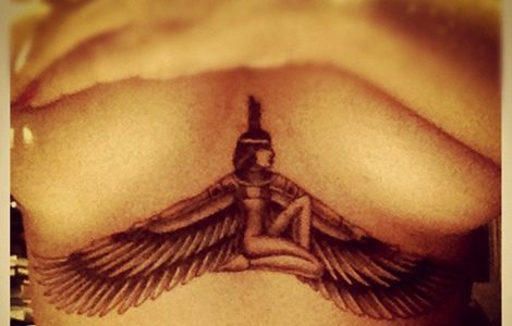 Rihanna se tatúa una diosa egipcia debajo del pecho y publica una fotografía en Twitter