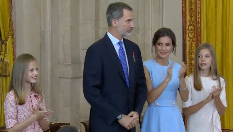 Los Reyes y sus hijas en la imposición de condecoraciones de la Orden del Mérito Civil