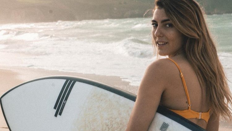Anna Ferrer practicando surf en su viaje a Galicia | Instagram: annafpadilla