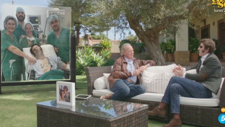 Bertín Osborne y Juan José Padilla conversan en 'Mi casa es la tuya' junto a una instantánea del diestro en el hospital/Foto:Telecinco